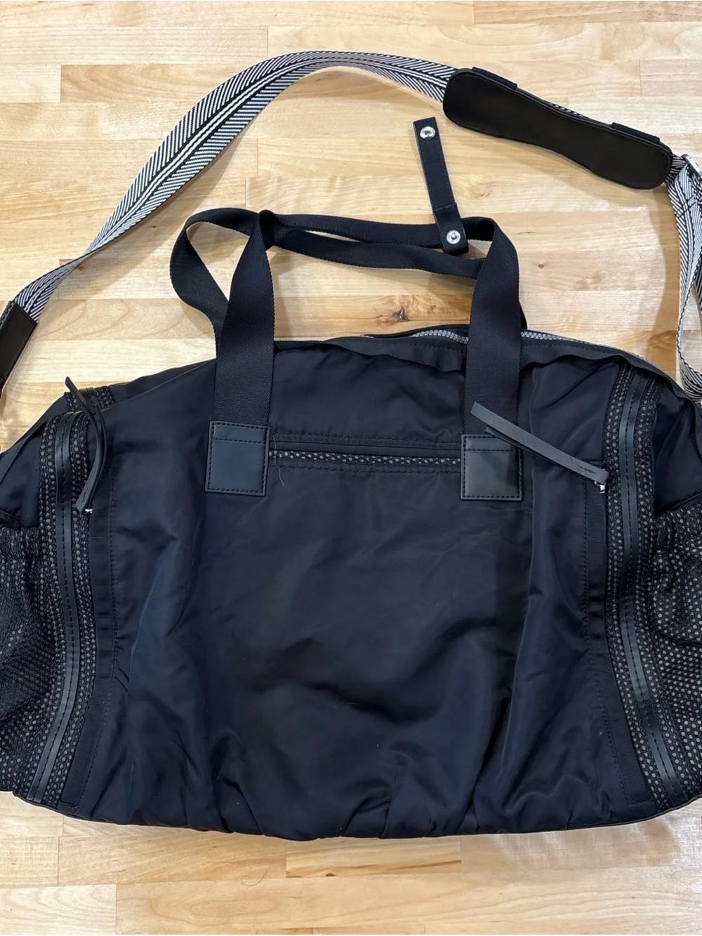 Lululemon athleta  Medium Black 25L heavy Nylon Duffle Bag Pink Lining Pockets